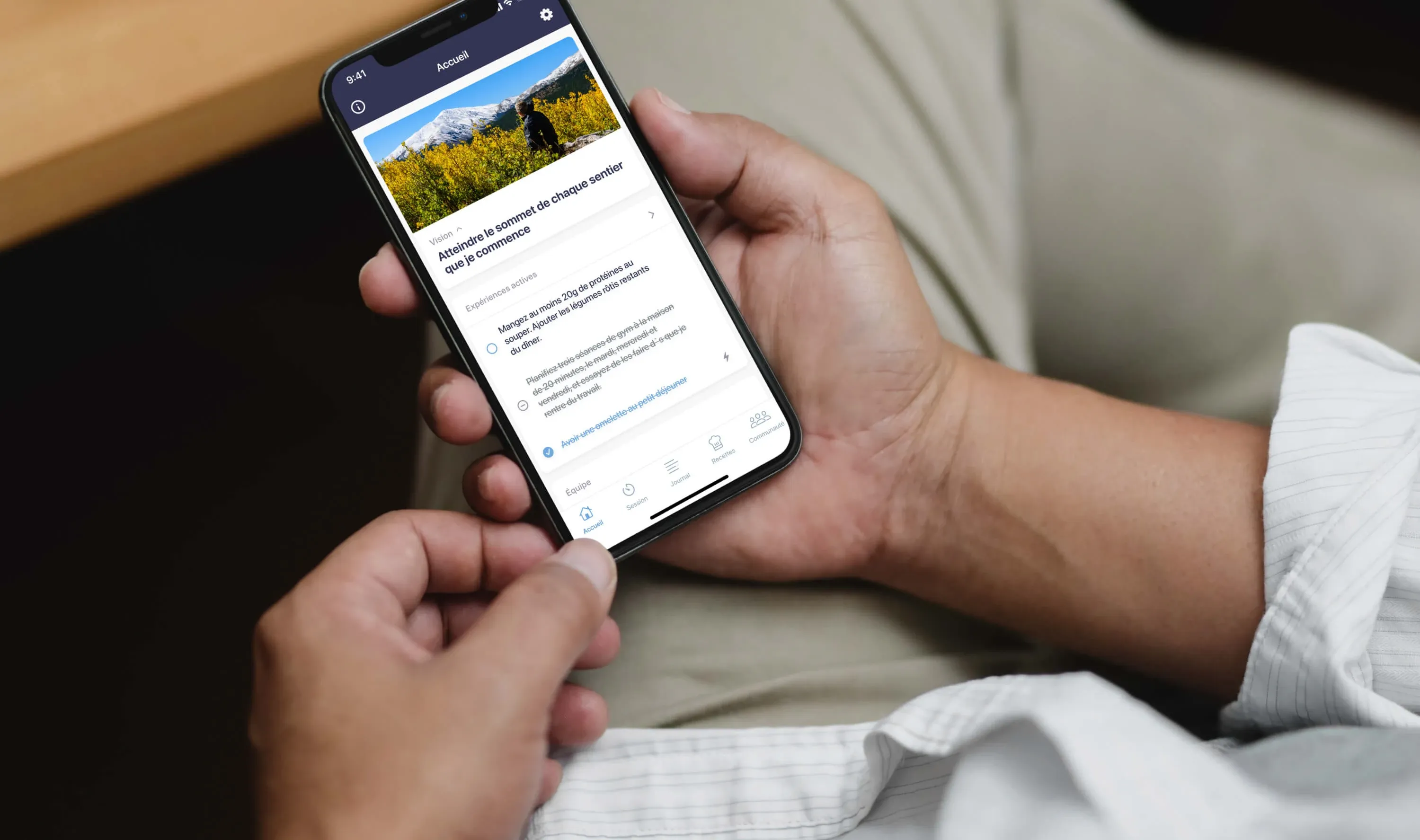 Homme utilisant l'application Constant Health sur son téléphone