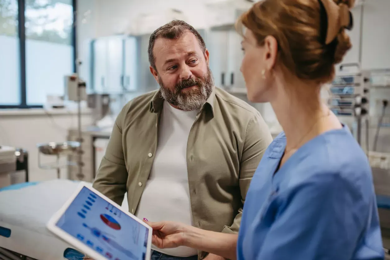 Homme d'âge moyen discutant avec une clinicienne