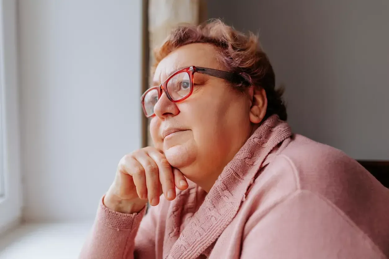 Femme regardant par la fenêtre
